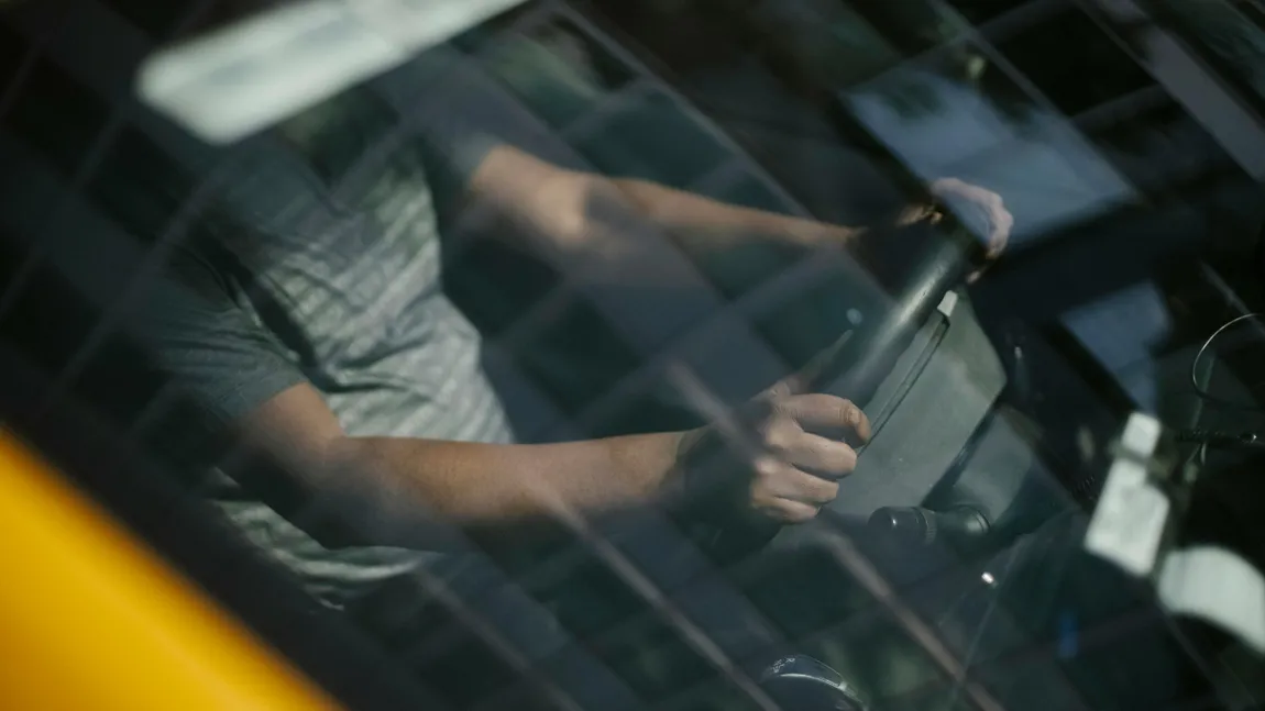 Un român a câștigat zeci de mii de euro în Franța, după ce a promovat de 20 de ori examenul auto! De ce nu va putea cheltui banii