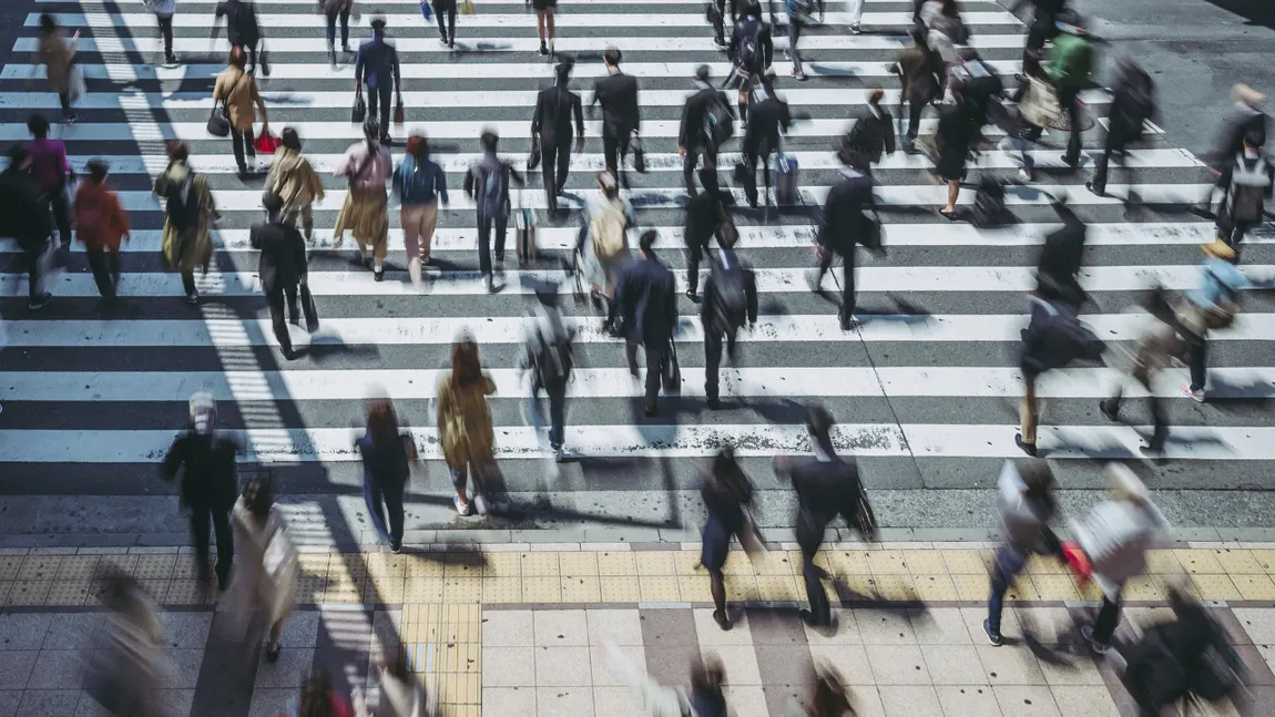 O țară din UE introduce limita de viteză de 6 km/h pentru pietoni - Adio alergat după autobuz