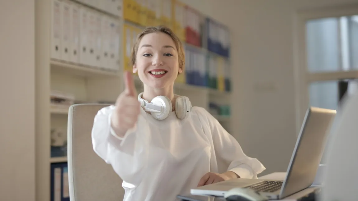 Salarii uriașe pentru românii dispuși să lucreze remote pentru firme din Marea Britanie. Se dau chiar și 450 de euro pe zi!