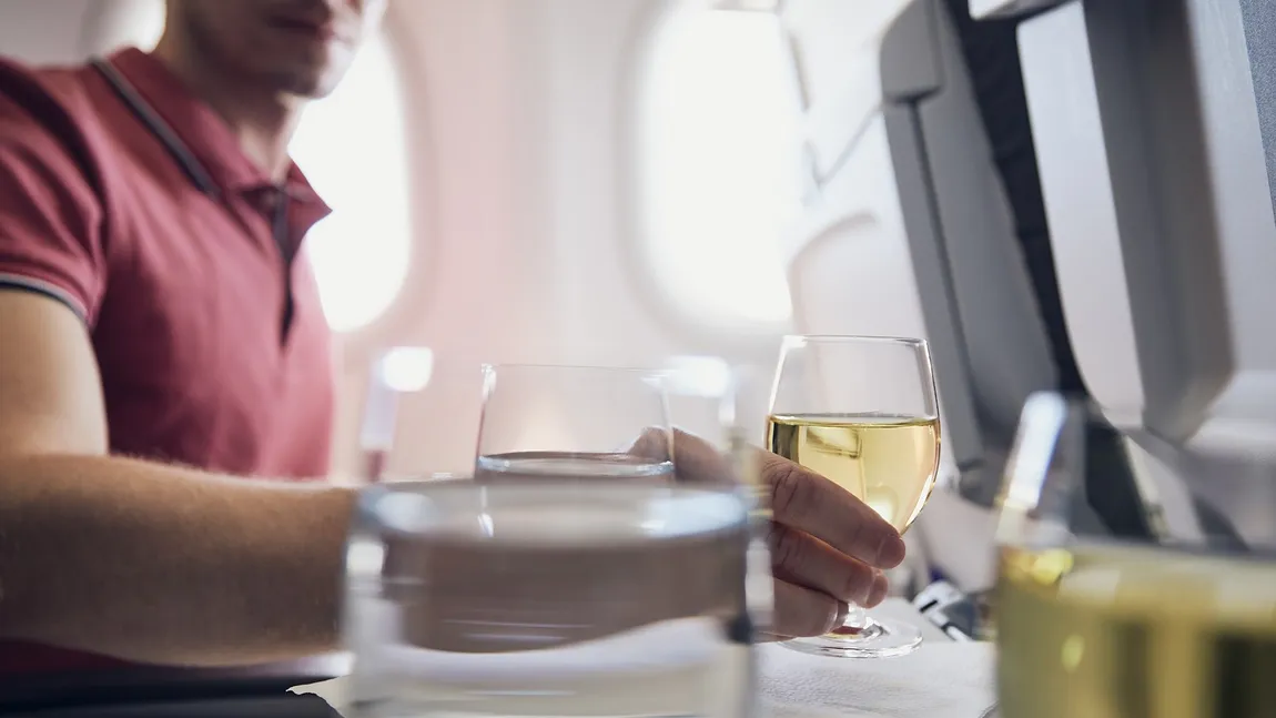 Compania aeriană care oferă băutură gratis pasagerilor, ca să uite de taxele din ce în ce mai mari pentru bagaje