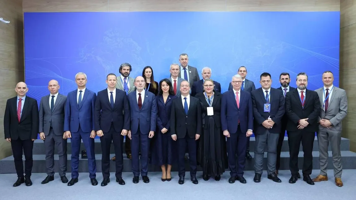 Cu Moscova până la capăt. Diana Șoșoacă s-a pozat alături de Dmitri Medvedev, la congresul BRICS! Șefa S.O.S. spune că fostul președinte rus a lăudat-o pentru ”discursul briliant”