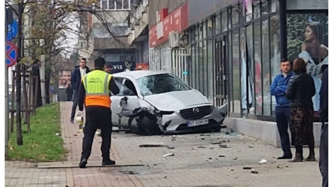 Accident grav în Iaşi, o maşină s-a dat peste cap de câteva ori VIDEO