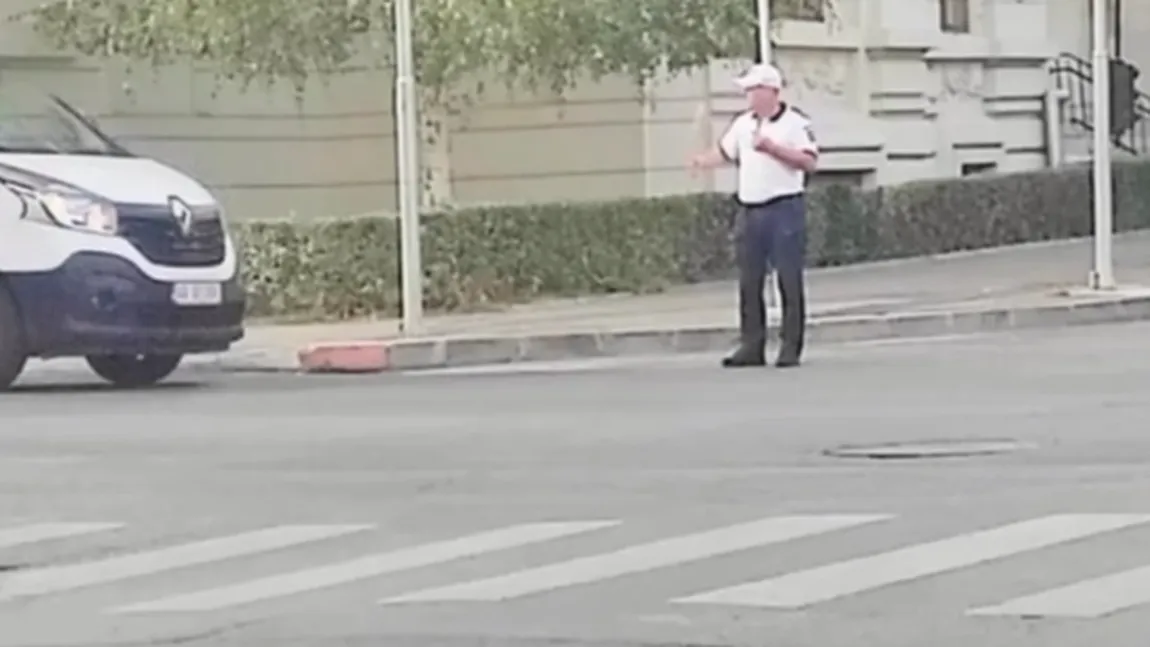Ştiţi bancul cu câţi poliţişti schimbă un bec? Un agent a fost trimis să dirijeze circulaţia şi un echipaj să-l supravegheze VIDEO