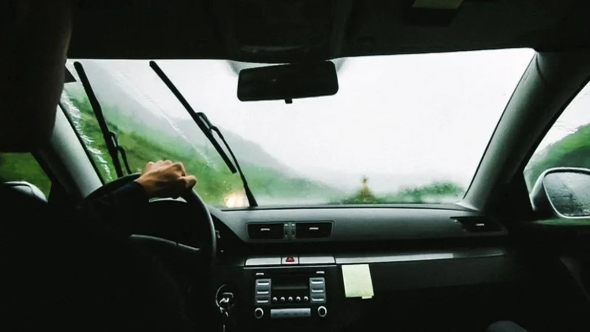 Trucul cu cremă de ras care sare în ajutorul șoferilor în sezonul rece. Condensul de pe parbriz dispare în doar câteva secunde