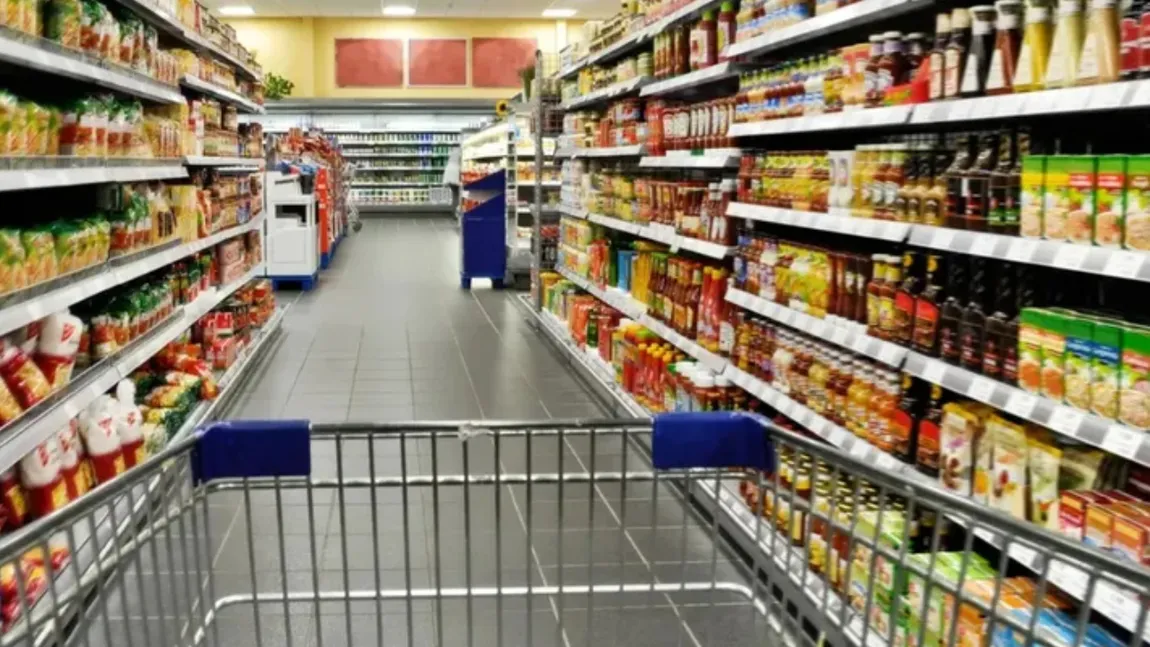 Românii vor avea „o masă de Crăciun mai austeră ca niciodată”. Cum se schimbă obiceiurile de cumpărare în timp de austeritate: „Au început să meargă la hipermarket ca la muzeu. Mai mult admiră produsele și cumpără doar după promoții”