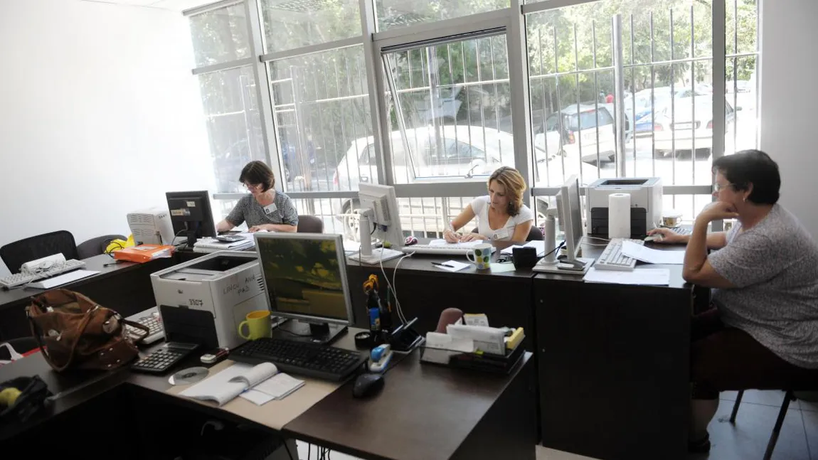 Un nou proiect de lege prevede amenzi de până la 20.000 de lei pentru românii care jignesc angajaţii statului. În schimb, oligaţiile şi obiectivele de performanţă ale funcţionarilor nu suferă nicio schimbare