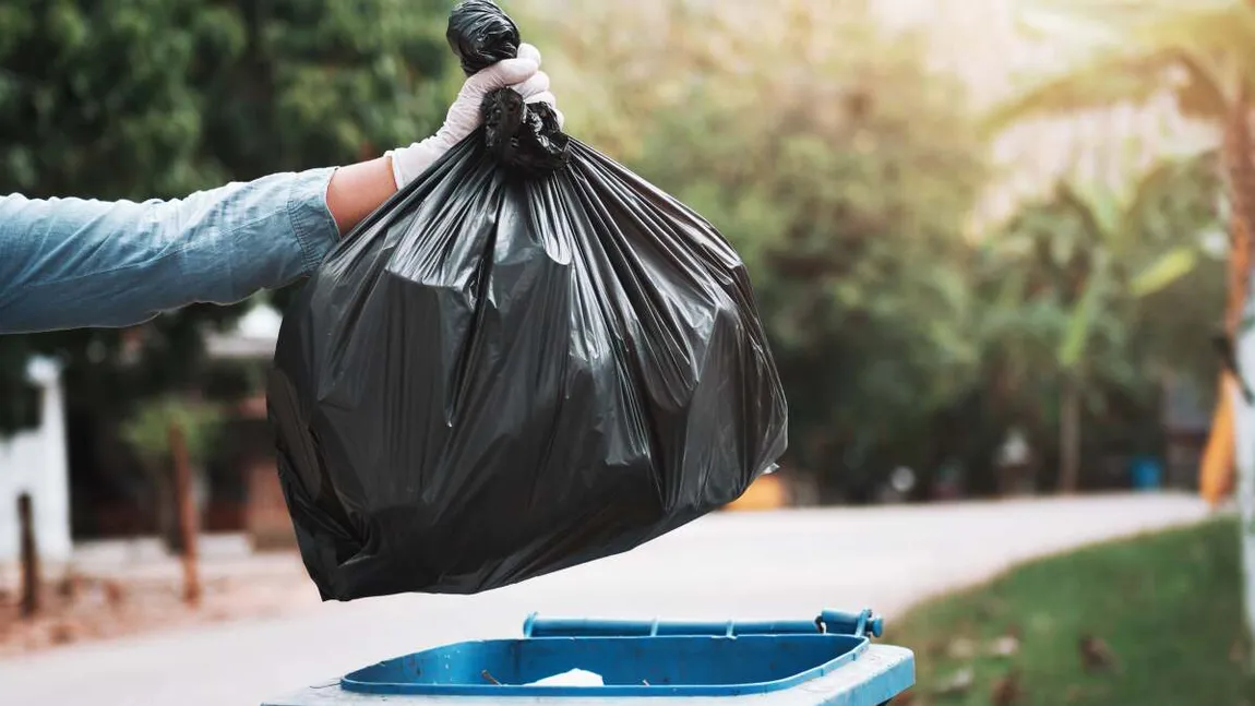 Superstiții pentru protejarea locuinței: De ce nu e bine să duci gunoiul seara