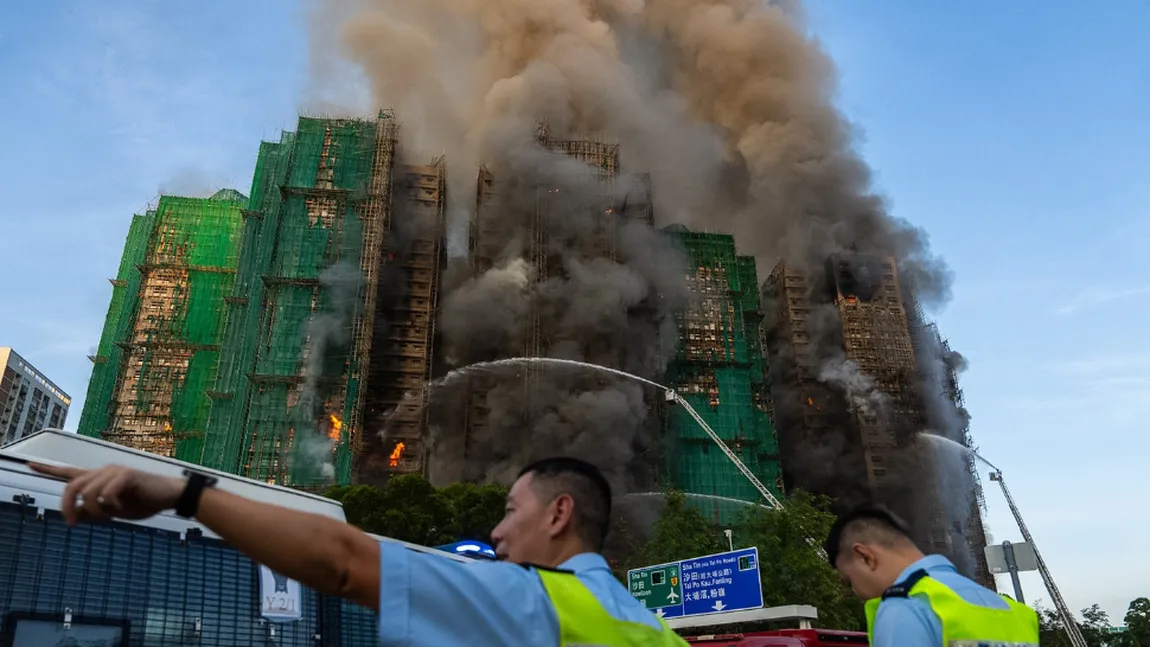Incendiul de proporții din Hong Kong nu a fost stins. Bilanțul victimelor crește alarmant: cel puțin 44 de morți. Sute de oameni captivi în blocurile care ard ca torțele / Trei arestați