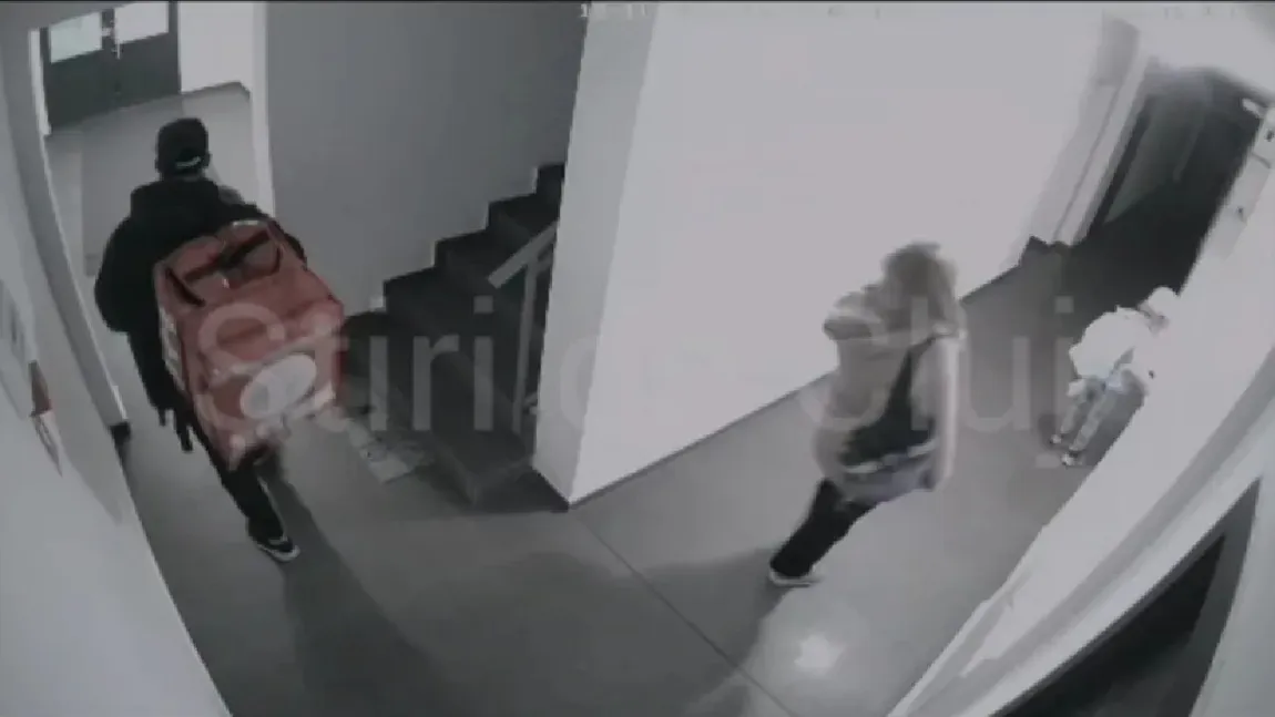 Livrator de mâncare filmat în timp ce fură un colet dintr-o scară de bloc din Cluj. Cazurile de acest fel sunt tot mai frecvente în orașul lui Boc