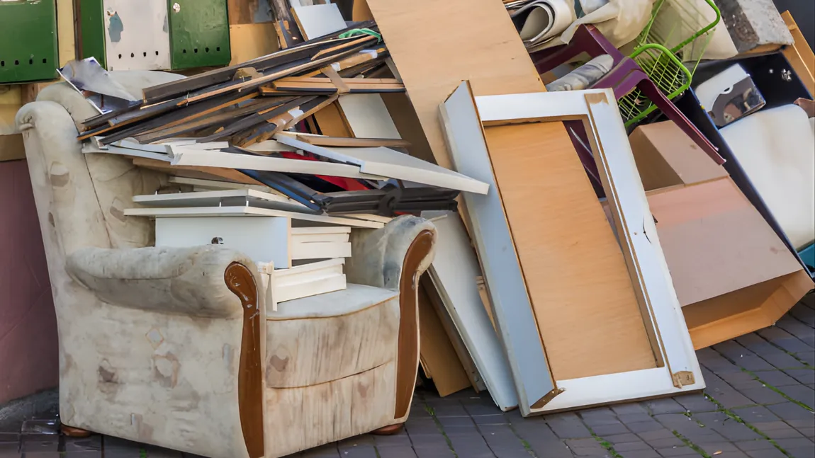 Te-ai săturat să vezi canapele și televizoare lângă tomberon? Legea este de partea ta! Sancțiunile sunt severe pentru cine ignoră aceste reguli de reciclare