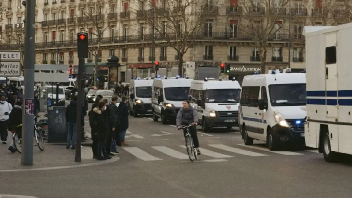 Atac terorist în Franţa, soldat cu 10 răniţi. Atacatorul a intrat cu maşina în pietoni şi a strigat 
