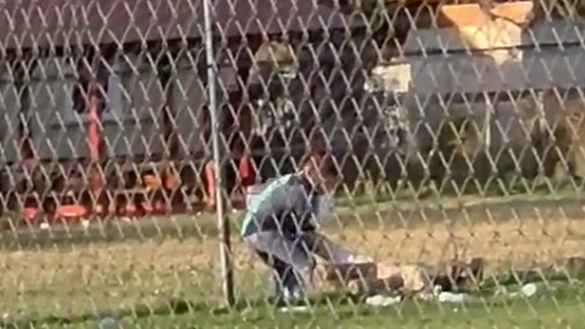 Imagini șocante dintr-un centru pentru persoane cu dizabilități din Bihor. Un angajat lovește cu brutalitate un pacient