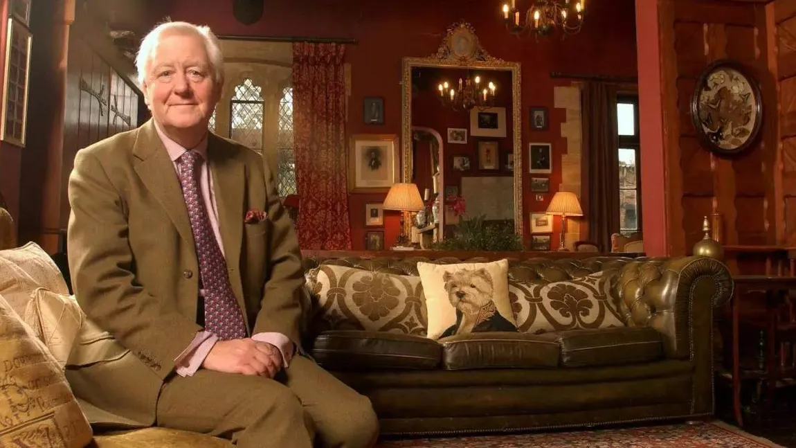 Benjamin Slade, un britanic excentric, îi oferă 50 de mii de lire viitoarei neveste, însă nu multe pretendente se încadrează cerințelor