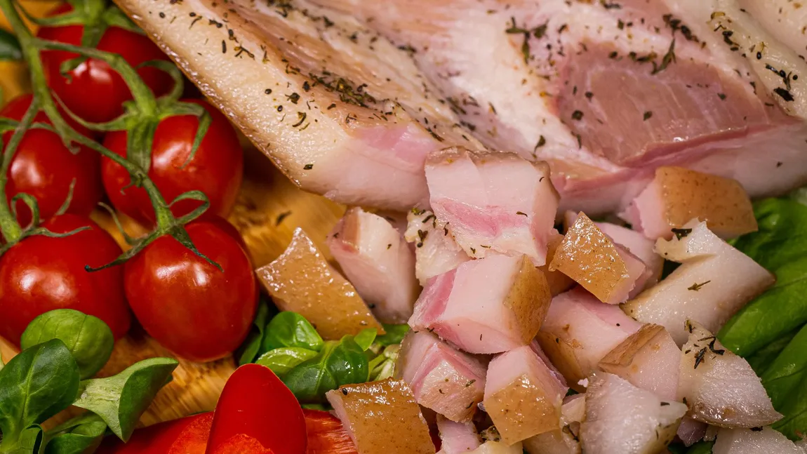 Slănină cu usturoi: Deliciul care te cucerește de la prima îmbucătură