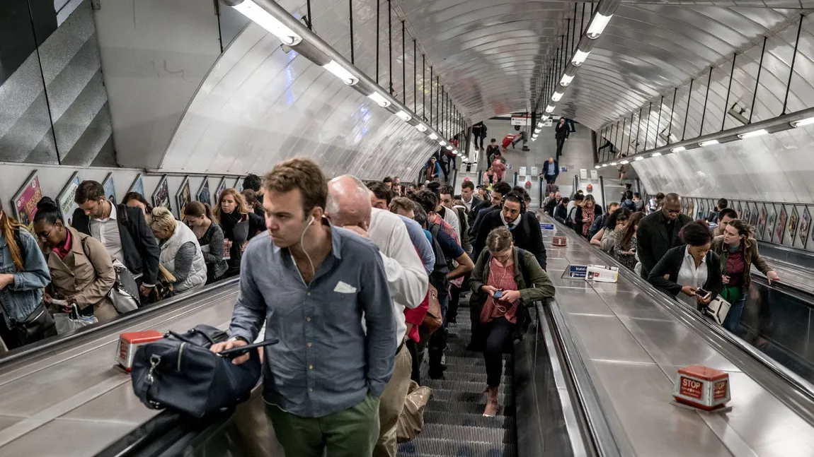 O femeie a mers greșit pe scara rulantă și a plătit scump: A scos din buzunar peste 1.000