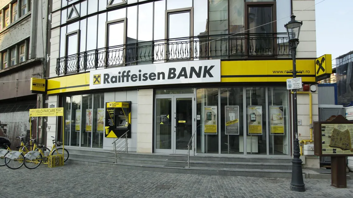 Vestea momentului pentru românii care au cont şi card la Raiffeisen Bank. Ce se întâmplă cu banii clienţilor