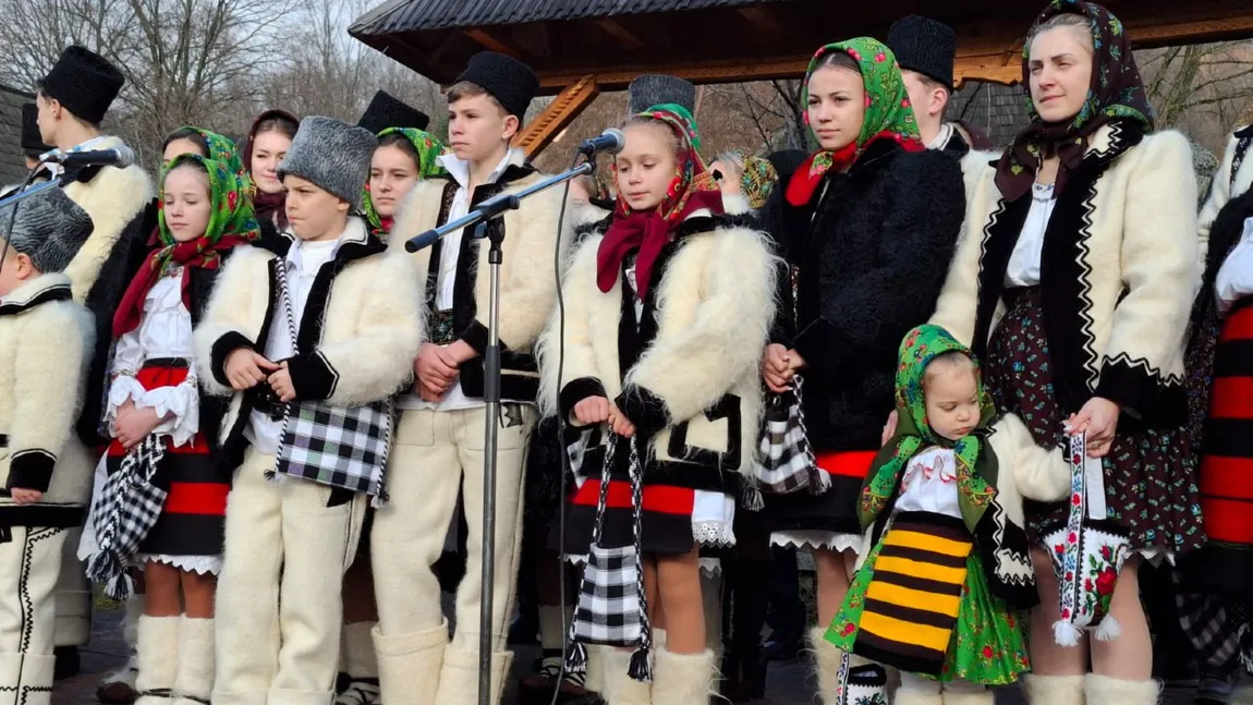 Tradiții și obiceiuri în Ajunul Crăciunului, ziua în care satele prind glas. De la Moș Ajun și pițărăi, la stele, colinde și urări de belșug