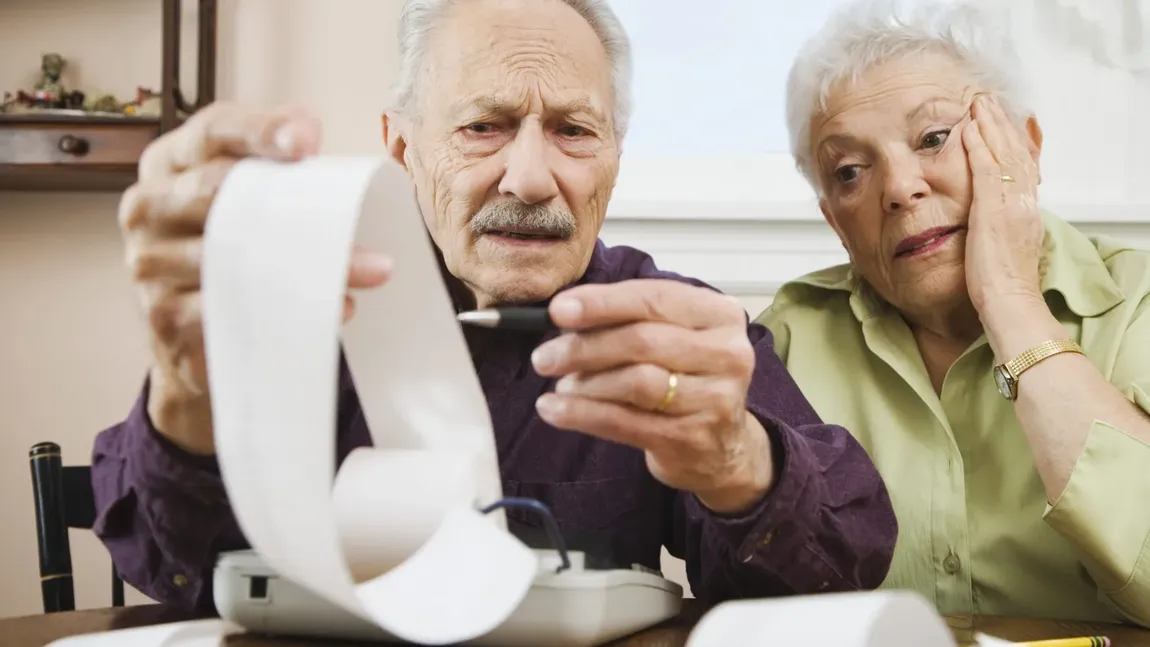 Sărbătorile se fac „pe datorie”. Mii de pensionari se împrumută pentru a pune mâncare pe masa de Crăciun