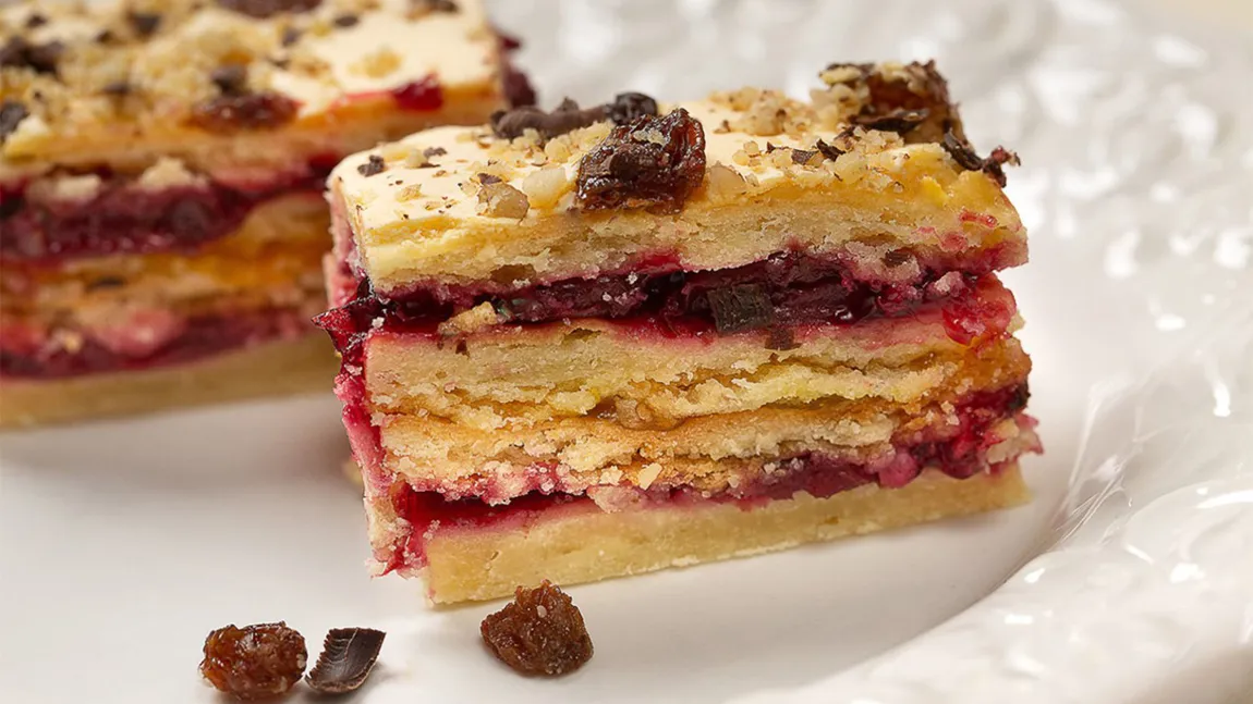 Prăjitura Arlechin, desertul care a cucerit generații întregi. Rețeta care nu dă greș niciodată