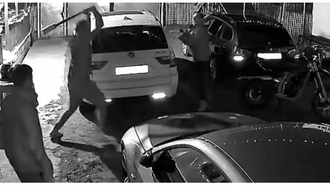 Momente de groază de Crăciun. Un bărbat a intrat cu toporul în casă, l-a atacat pe proprietar și a distrus două mașini. Totul a fost surprins de camerele video