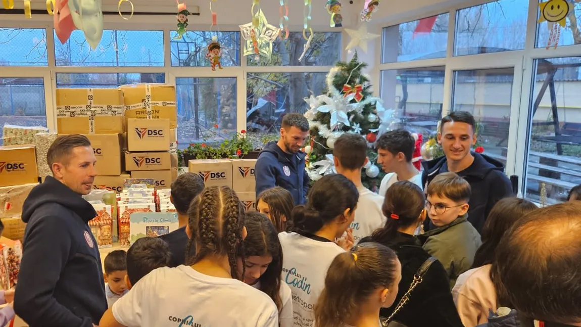 Magia Sărbătorilor 2025. Fotbaliştii de la CFR Cluj au fost Moş Crăciun pentru copiii defavorizaţi