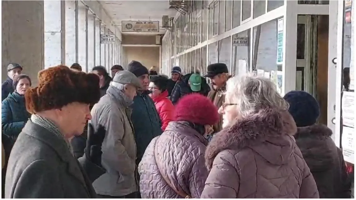 Cozi ca pe vremea lui Ceaușescu la casele de schimb valutar. Bulgarii se îngrămădesc să schimbe banii în euro, deși după 1 ianuarie e mai bun cursul