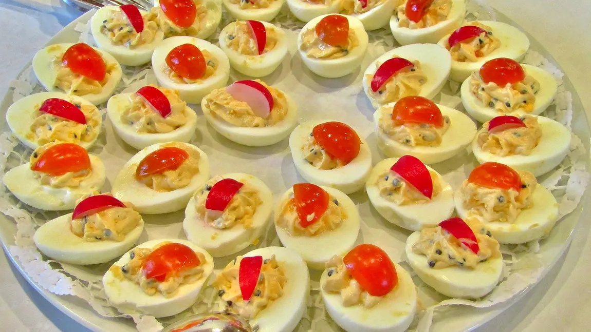 Cum să faci cele mai bune ouă umplute pentru masa de Crăciun. Trei rețete pe care trebuie să le încerci