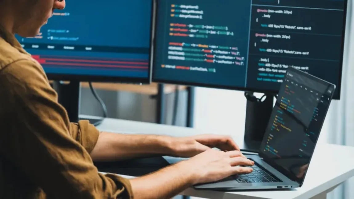 Salariile din IT continuă să crească, dar prăpastia se adâncește. Cine sunt angajații care câștigă peste 23.000 de lei pe lună