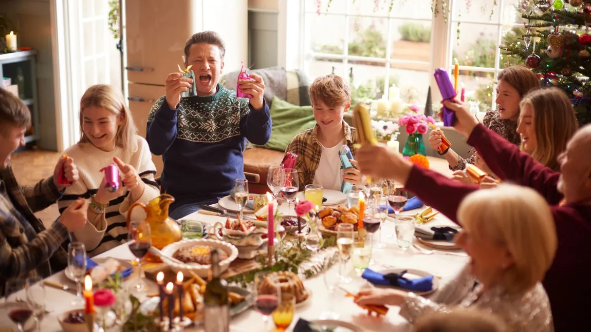 Cum se așază corect masa de Crăciun. Detaliile simple care transformă o masă festivă într-o experiență memorabilă