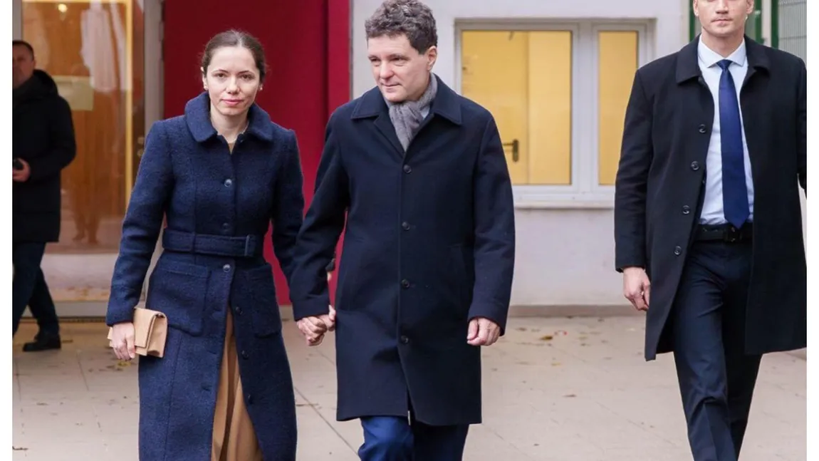 Ce ținută a purtat Mirabela Grădinaru în ziua alegerilor pentru Primăria Capitalei. Cum a apărut Prima Doamnă de mână cu Nicușor Dan