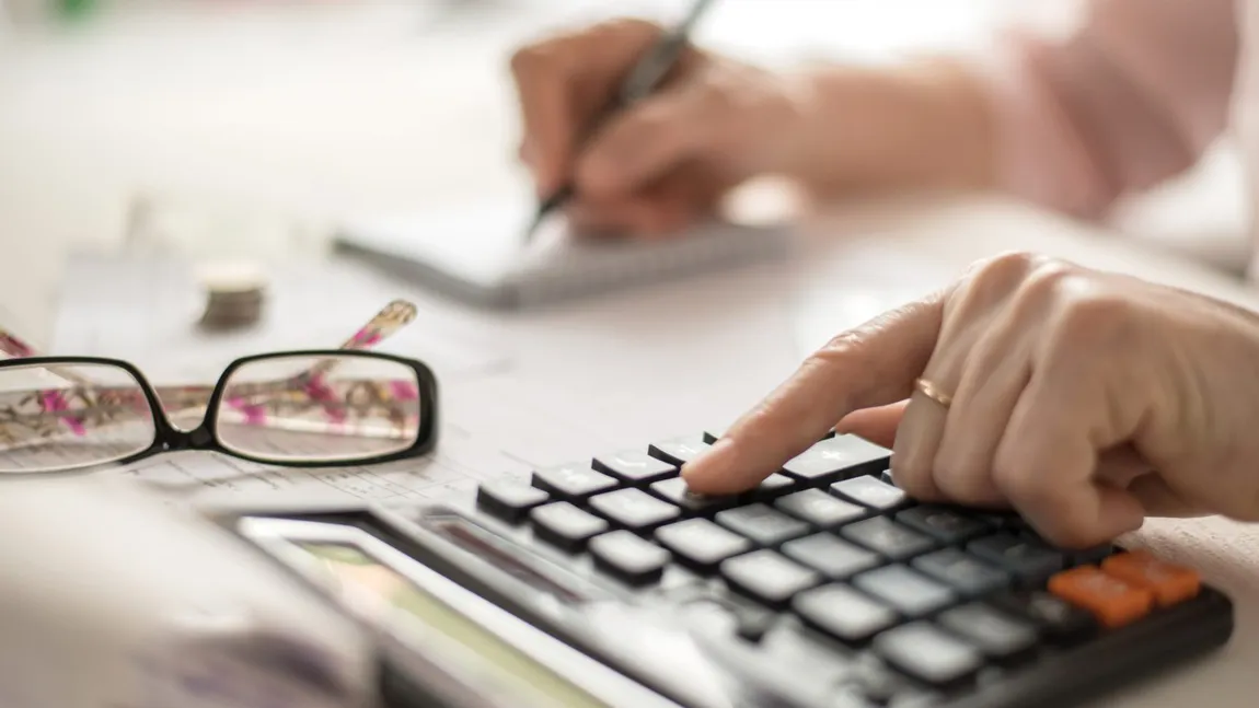 Ce se întâmplă dacă primești salariul minim sau lucrezi part-time. Câți bani pierzi la pensie