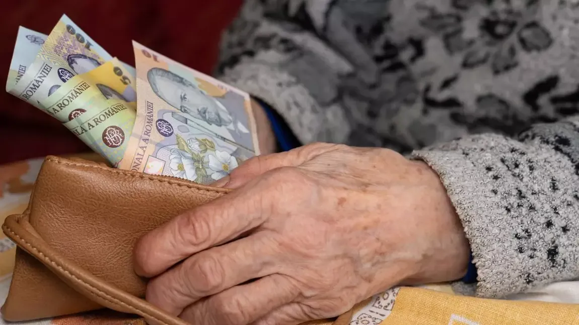 Anunţul Casei de Pensii pentru românii care nu îşi primesc ajutorul de 400 de lei pe luna decembrie. Cui trebuie să se adreseze pensionarii
