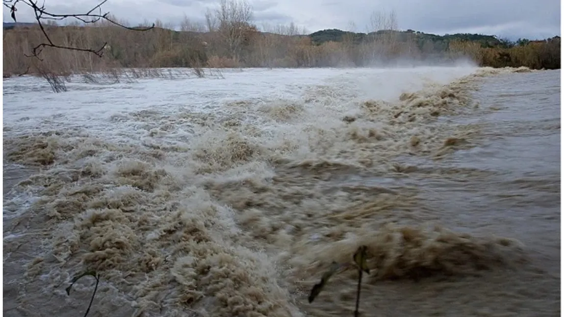 Alertă lângă București! Poduri rupte de viitură după golirea Barajului Mihăilești. Localnicii sunt speriați de inundații VIDEO