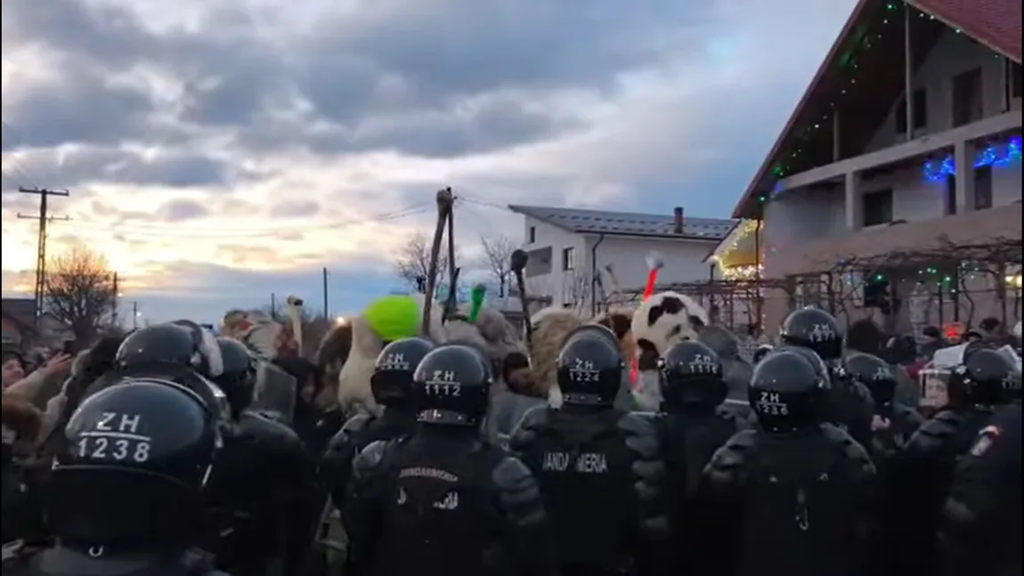 Incidente la tradiționala bătaie de la Ruginoasa! Delenii și vălenii au uitat de tradiție și s-au încăierat cu jandarmii