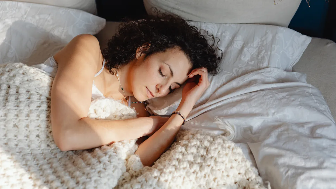 Somnul de 10 minute care îți resetează creierul: Este demonstrat științific