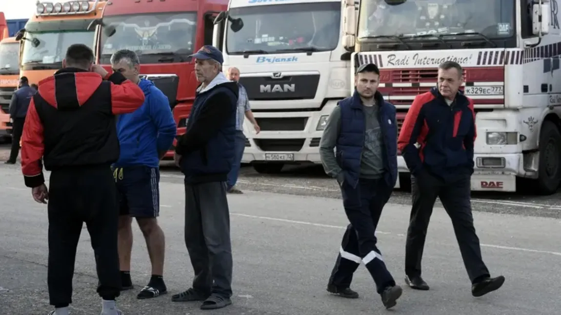 Șoferii de români de TIR plătiți prost și-au abandonat camioanele în parcări din Europa de Vest ca se întoarcă în țară de sărbători