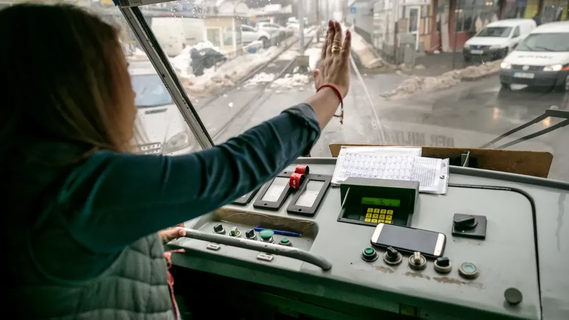 Cât câștigă un vatman în 2026: Suma uriașă care intră pe card cu tot cu sporuri și tichete pe masă