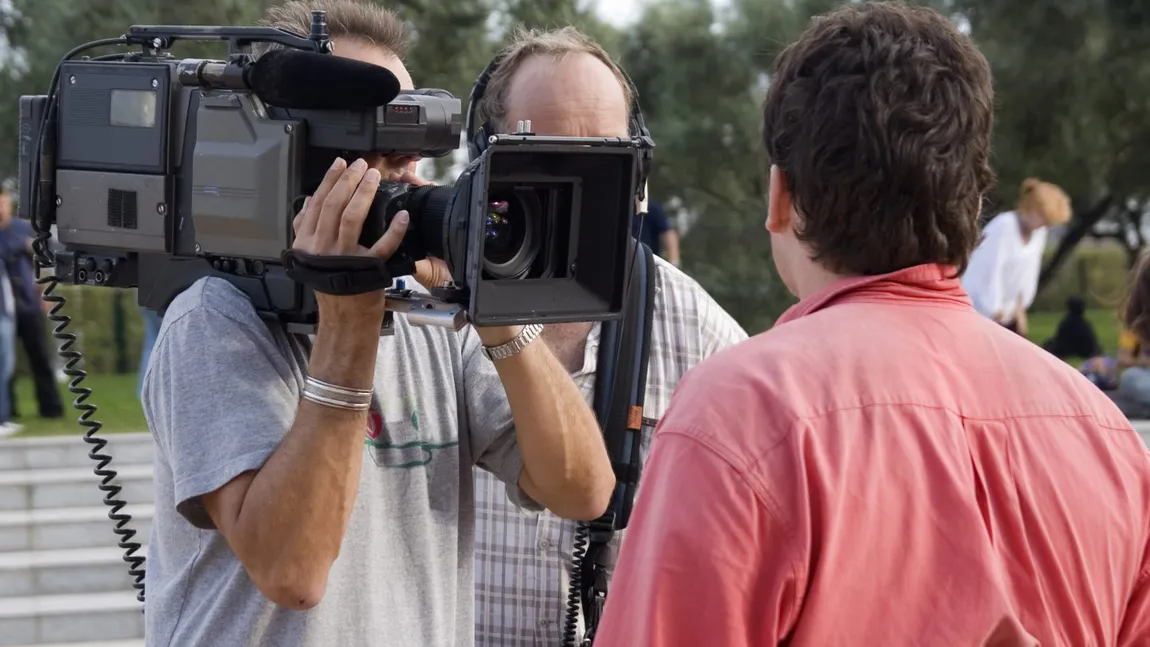 Care este „prețul” celebrității? Adevărul despre salariile oamenilor din spatele ecranului: de la cameramani la editori video