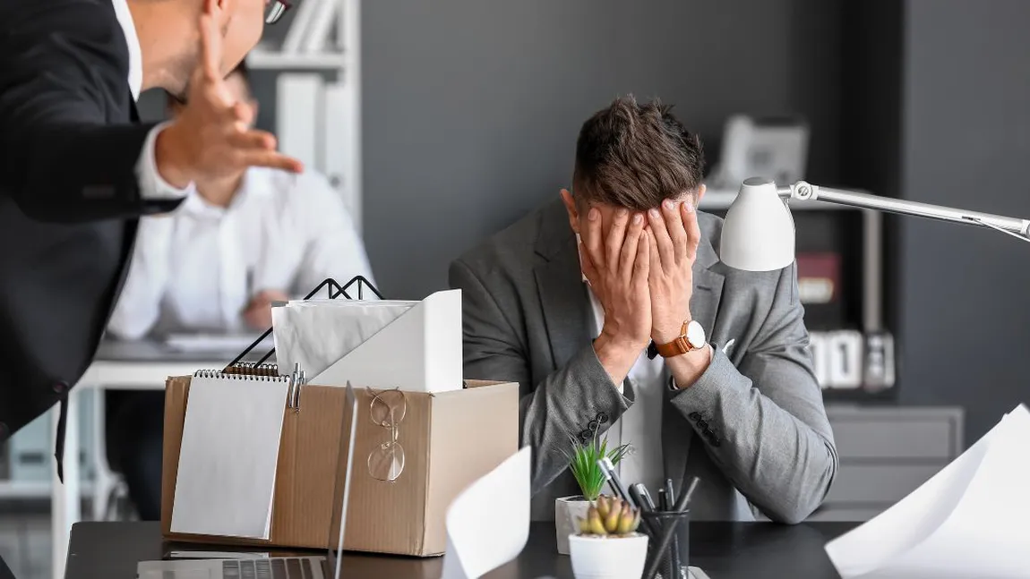 Ghidul angajatului concediat 2026: Iată ce drepturi ai dacă tocmai ai fost „disponibilizat”