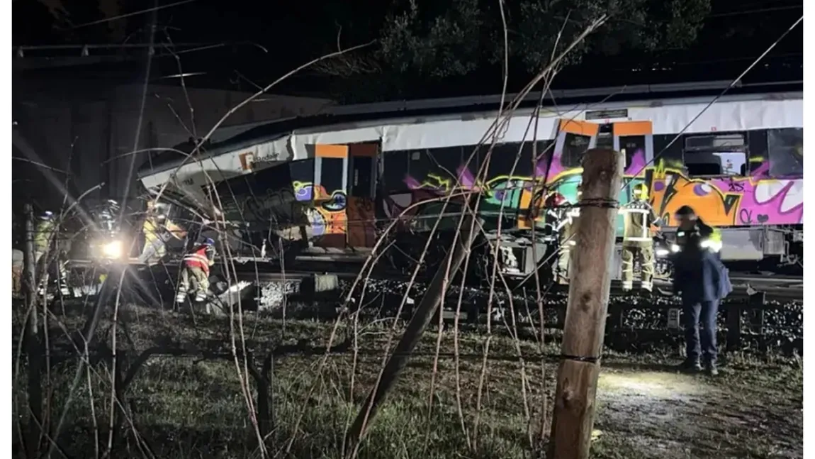 Un alt accident feroviar în Spania, un tren a lovit un zid prăbuşit peste şine, la Barcelona
