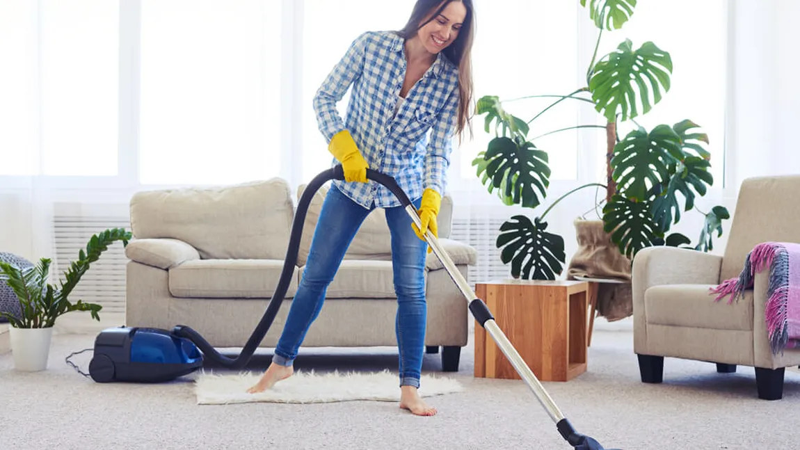 Ce calități trebuie să aibă cetățeanul străin în 2026: Românii cu bani caută oameni pricepuți la toate în casă, așa-numiții „asistenți personali”