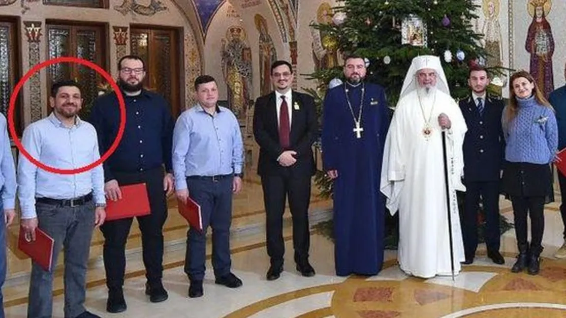 Doamne sfinte! Turcul evadat se poza alături de patriarhul Daniel, într-un cor de colindători, pe când încă era în regim închis! Un român de rând, fără cazier, nu reușește asta la fel de ușor!