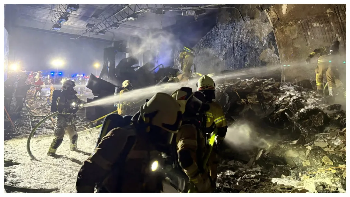 Un șofer român a provocat un accident și a distrus un tunel din Austria. TIR-ul a luat foc în interior