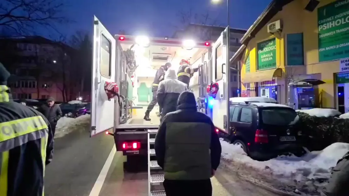 Cel puțin 20 de persoane evacuate și doi răniți, dintre care unul grav, după o explozie într-un bloc din Alba Iulia. Bărbatul cu arsuri pe 50% din corp, transportat în străinătate