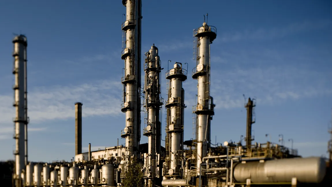 Una dintre cele mai mari platforme petrochimice din România, aflată de șapte ani în faliment, a fost cumpărată de mai multe companii