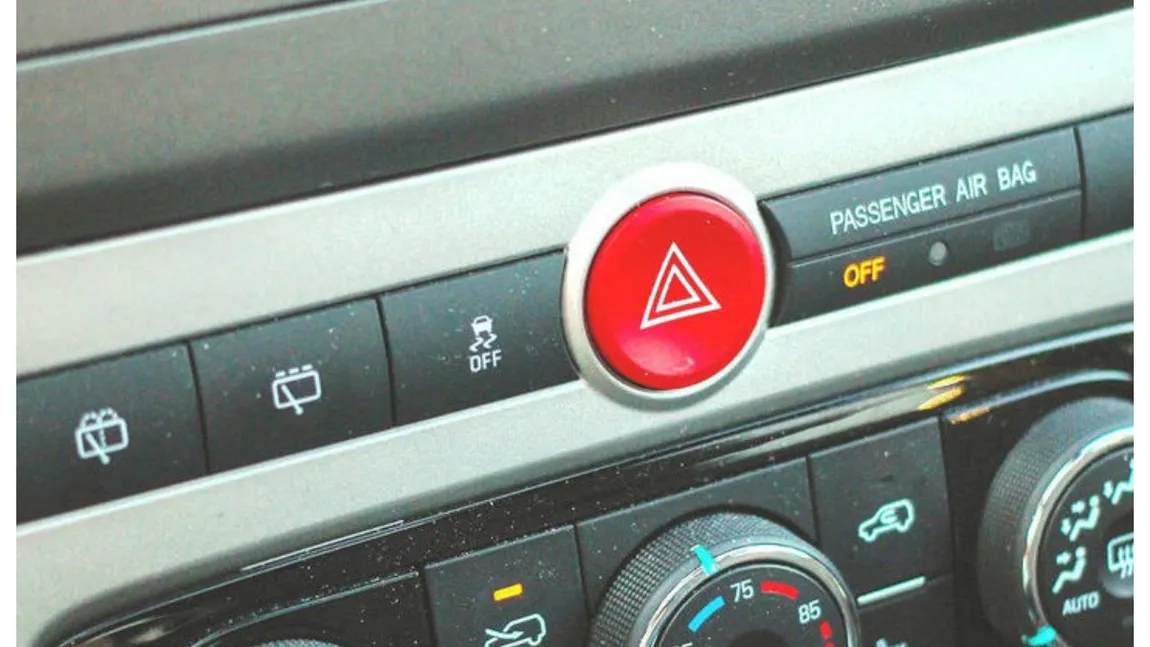 COD RUTIER 2026. Când se folosesc luminile de avarie în trafic și ce amenzi riscă cei care le folosesc aiurea