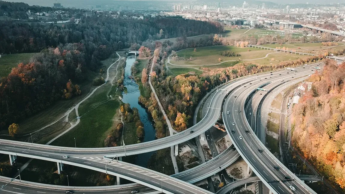 Șofer român implicat într-o cursă nebună pe o autostradă din Germania. Scopul? Cât de mult poate să conducă beat. Provocarea? Șoferii de pe contrasens