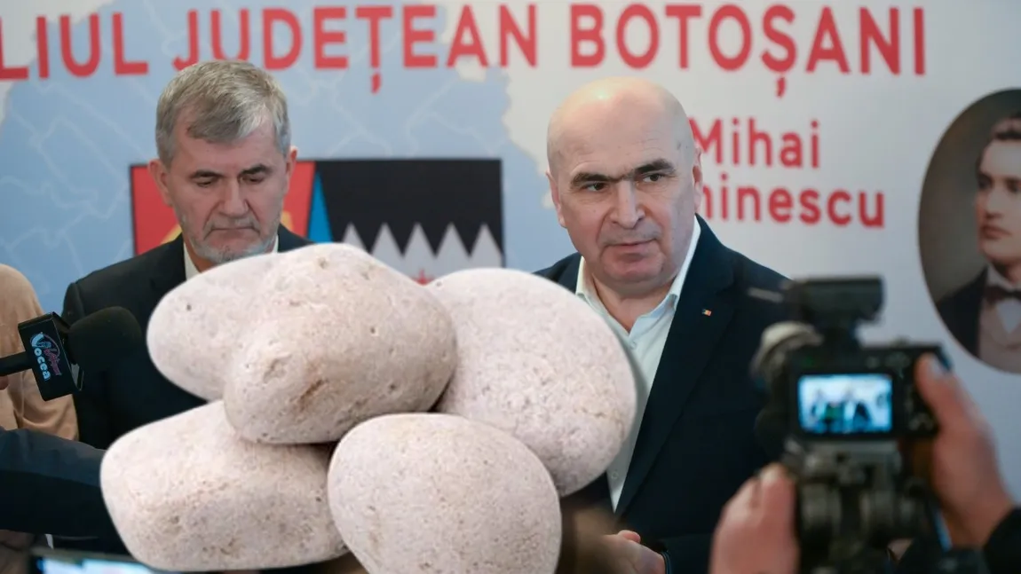 Alertă de securitate! Protestatarii au vrut să îl atace pe Bolojan cu pietre. Premierul, forțat să iasă pe ușa din spate