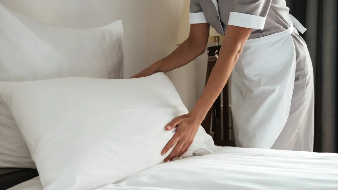 Cât se câștigă în hotelurile din România. Salariile lunare pentru cameriste, recepționeri și manageri