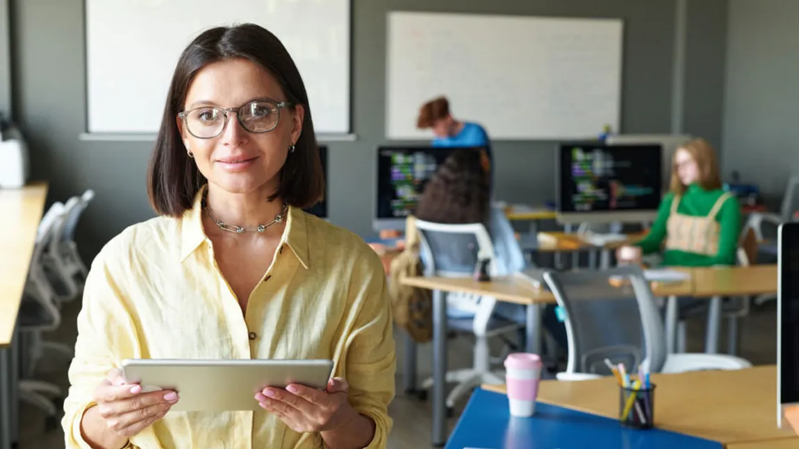 Prima de carieră didactică se plăteşte în ianuarie 2026. Profesorii primesc în plus pe card 1.500 de lei